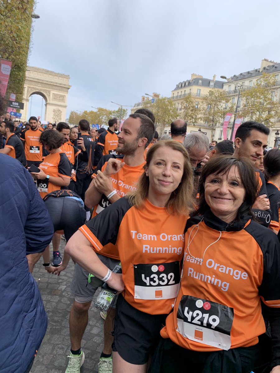 sam_woods2's tweet photo. La team @orange sur les Champs Élysées #marathonpourtous départ dans 5 mn . Ambiance magique ⁦@GirouxVeronique @simonameureta ⁩ @mechtildwe⁩  ⁦@HelmReisinger⁩ ⁦ ! Que le rêve devienne réalité https://t.co/IwpeQ0DTVX