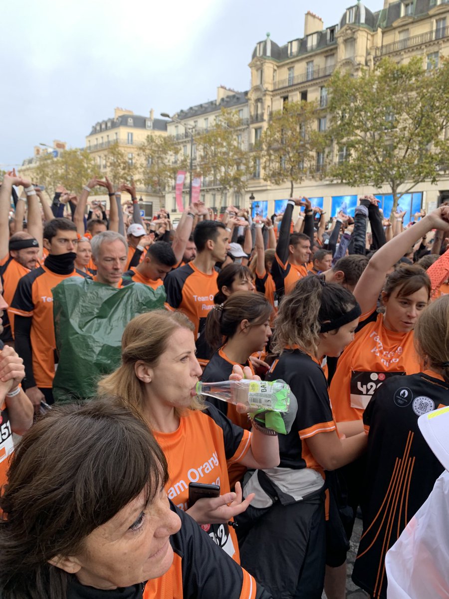 sam_woods2's tweet photo. La team @orange sur les Champs Élysées #marathonpourtous départ dans 5 mn . Ambiance magique ⁦@GirouxVeronique @simonameureta ⁩ @mechtildwe⁩  ⁦@HelmReisinger⁩ ⁦ ! Que le rêve devienne réalité https://t.co/IwpeQ0DTVX
