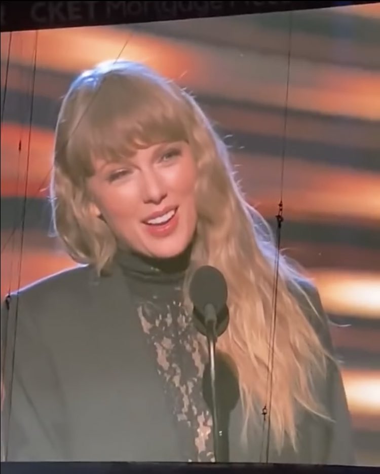 taylorlvebot's tweet photo. taylor at the rock hall of fame last night!! she looked stunning! #RockHall2021 #ARIAsTaylorSwift https://t.co/q1IRVEBuKG