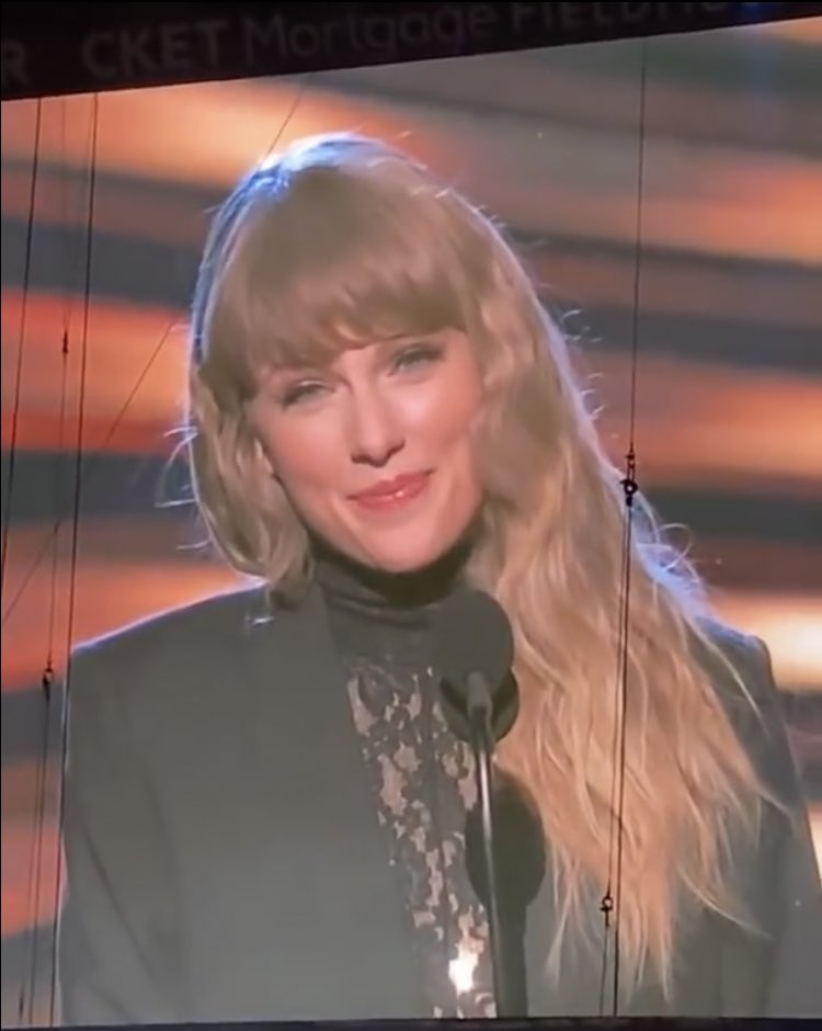 taylorlvebot's tweet photo. taylor at the rock hall of fame last night!! she looked stunning! #RockHall2021 #ARIAsTaylorSwift https://t.co/q1IRVEBuKG