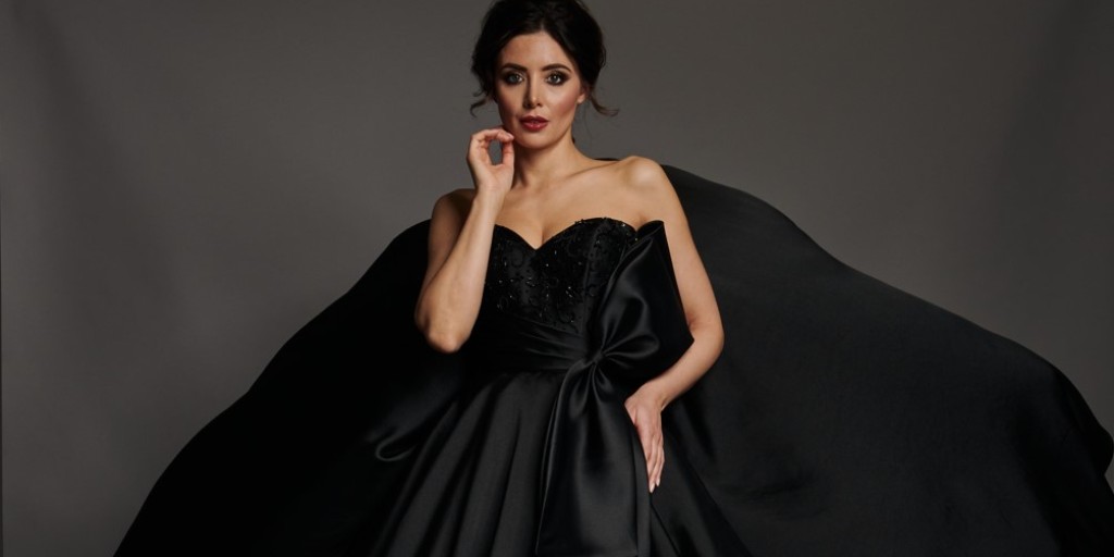 More of our Halloween specials .......would you dare to wear black !? Imogen is available is also available in Ivory but we just adore her here in our signature black Mikado
ow.ly/KM2k50GB294