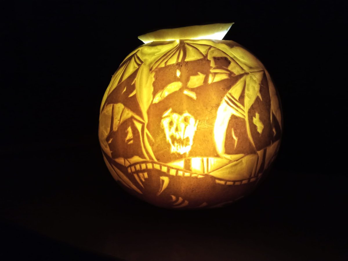 Happy Halloween! This beautiful design is the winner in our recent staff carving competition. Well done marina team #halloween2021 #dartmarina #clocksgoback