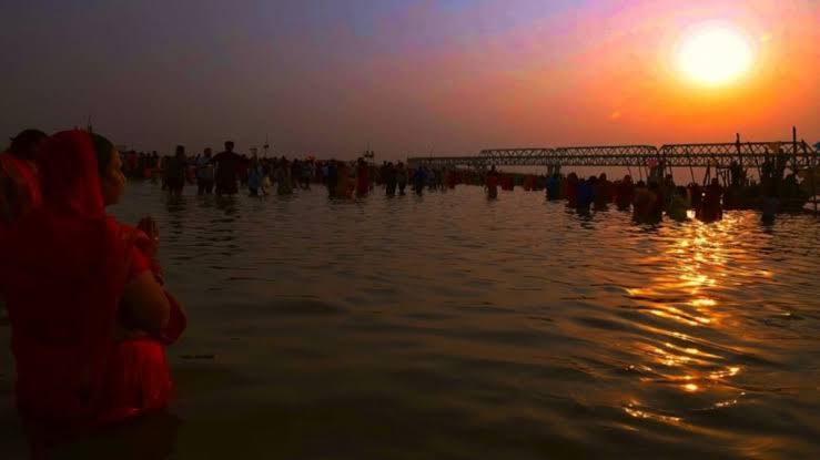NidhiiTweets_'s tweet photo. our festivals and culture are our Biggest Pride. Don't ever let anyone dim that light and shine....for anything.
#ChhathPuja #FestiveSeason ❤✨ https://t.co/ShUvPhX8g7
