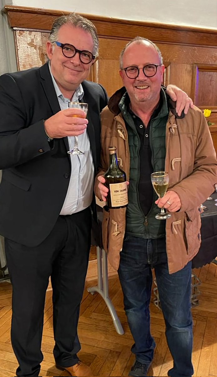 Ch_THIEBAUD's tweet photo. [CONFRERIE ROYAL VIN JAUNE]
Heureux d'avoir partagé un verre de vin jaune avec mon ami Thierry BUATOIS Président de la CPME71.
#vinjaune
#jura https://t.co/ZgqTlzWMp1