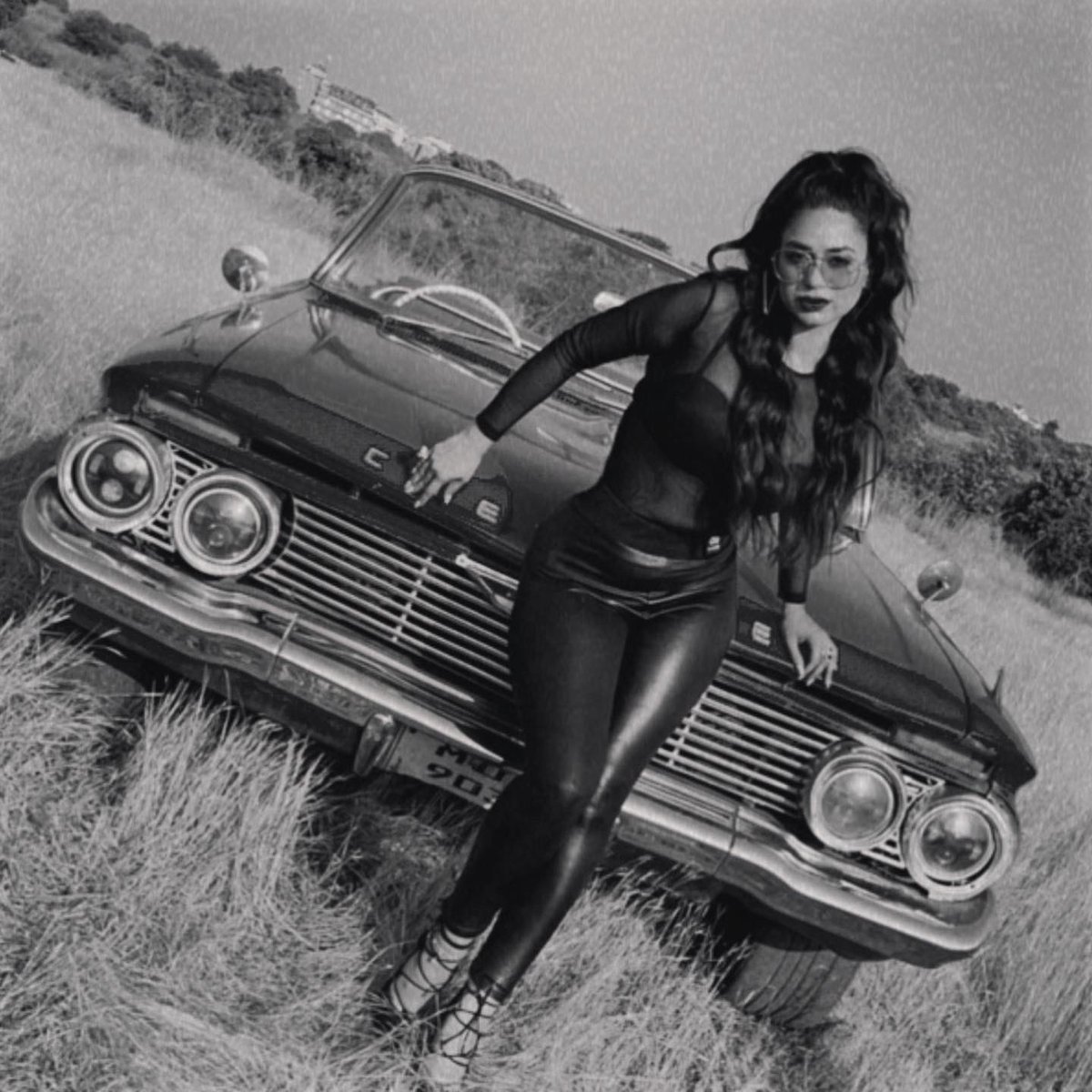 soundarya_20's tweet photo. The Soul n Car both are vintage
Vintage Vibes 👠🧨❤️‍🔥💄☎️
@Moschino X @armani X @CHANEL X @ForeverNew 
@chevrolet 
#BombHai #ComingSoon #WaitForIt https://t.co/8hT3mftsRe