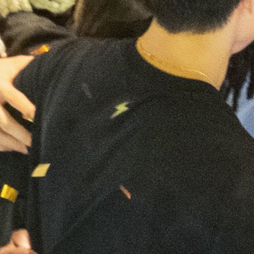 어 저 👕......😳😳😳 뒤에 ⚡가 있었구나...