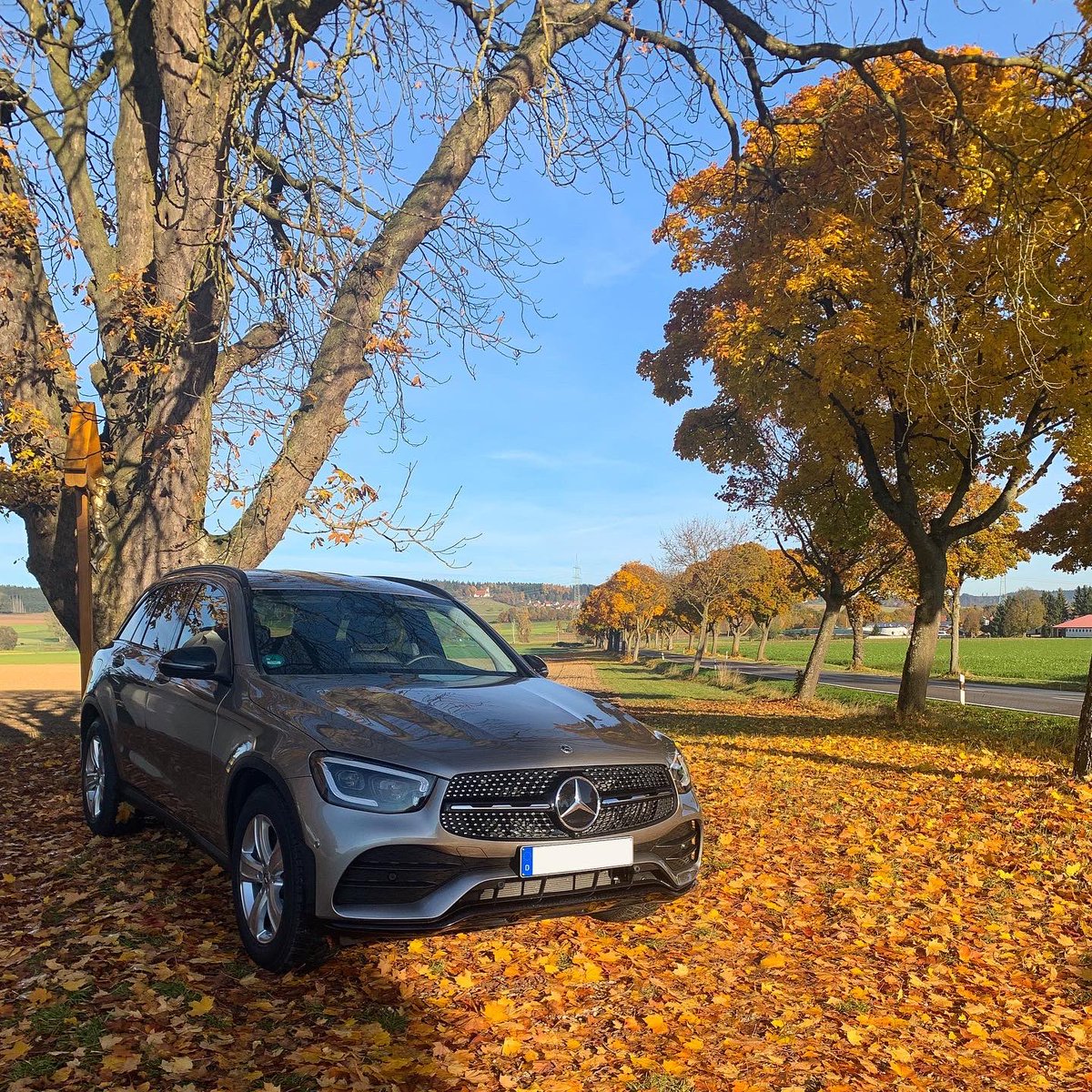 DAndracsek's tweet photo. 🍂 Der Herbst in seiner farbenfrohen Pracht hat auch seine schönen Seiten - vor allem bei strahlend blauem Himmel und Sonnenschein am letzten Tag im Oktober ☀️ 

#herbst #herbstferien #laub #winterzeit #autumn #leaves #lastoctoberday #mercedesbenz #glc400d #x253 https://t.co/EbP5ouHjmD