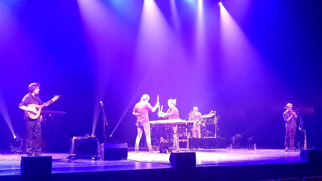 etxepareinst's tweet photo. Ostiralean @RocherdePalmer #bordeaux -en Euskal Gaua ospatu zen @eke_eus @culturanavarra @Euroregion_naen elkarlanean dugun #aquitaineeus proiektuaren baitan. Paulo Garat #barkoxe-ko argazkilariaren erakusketaren ondoren Josetxo Goia-Aribe eta @orekatx + lagunen kontzertu ederra. https://t.co/2KSCuSWepG