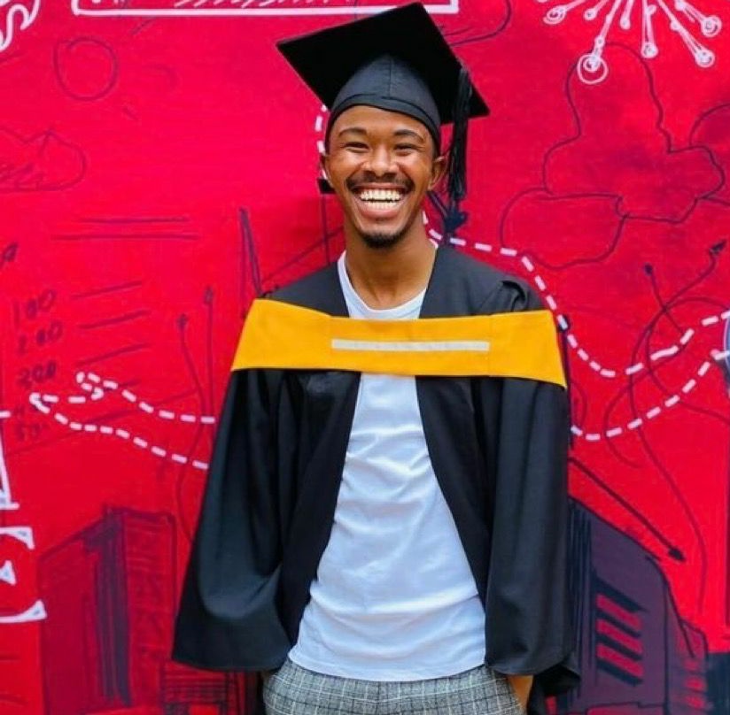 KaizerChiefs's tweet photo. Congratulations to Sabelo Radebe for completing his Marketing in Sports Specialisation qualification from Boston.

#Amakhosi4Life https://t.co/e9dJqaPSJZ