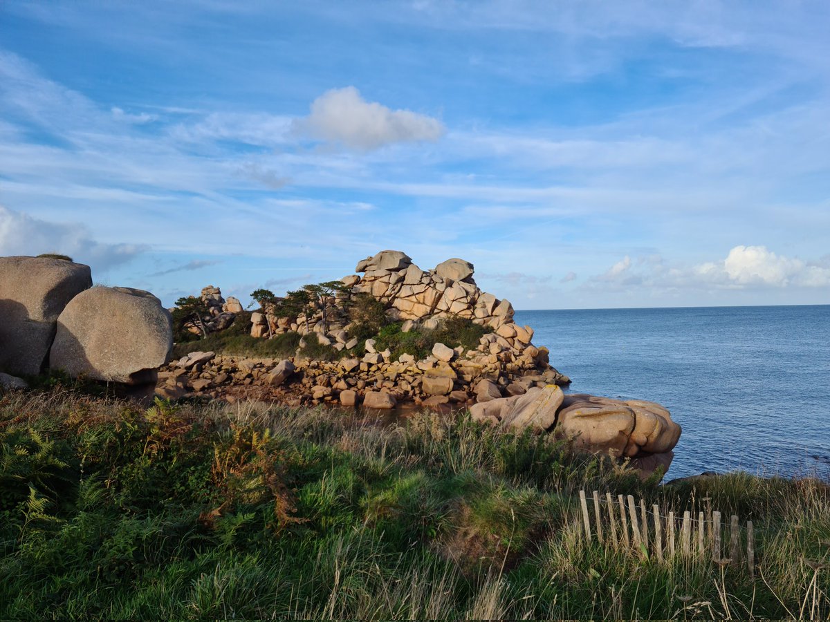 Pierre_Auberger's tweet photo. Lumière d'#automne sur la @cotegranitrose #Ploumanach #sentierdesdouaniers @PerrosGuirec22 #MagnifiqueBretagne #MagnifiqueFrance @arielSTRABONI @BreizhWeCan https://t.co/ppyhHDACgG