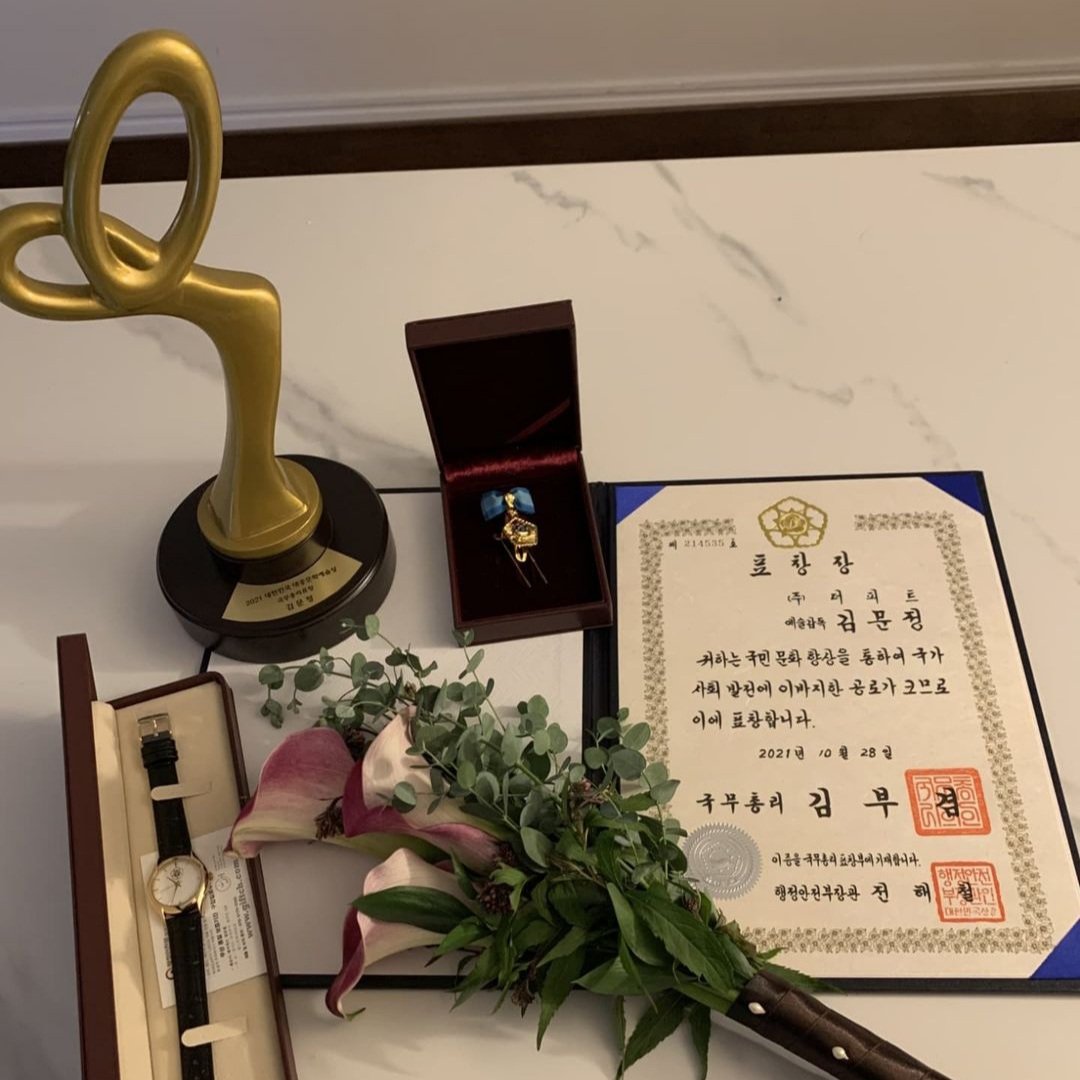 no_loey_no_life's tweet photo. Musical director Kim Moonjung, recently awarded the Prime Minister's Commendation during the 12th Korean Popular Culture &amp; Arts Awards. Described #CHANYEOL's voice to be full of charm, and the way he sings to be moving. ❤🥰👏 https://t.co/gnfTm4LTJJ