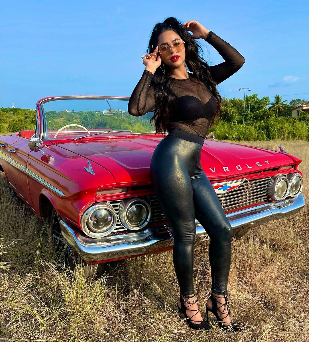 Movieupdates69's tweet photo. .@soundarya_20's shares a sizzling picture from the BTS of her new song #BombHai 🔥🖤✨

#SoundaryaSharma #BTS https://t.co/8TQTAXnEDD