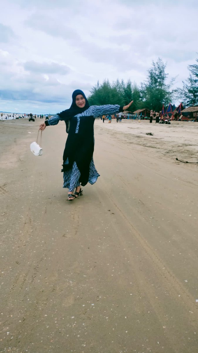 sriyeni1111's tweet photo. Main kita pantai bos ku https://t.co/mC1yYl4lsi