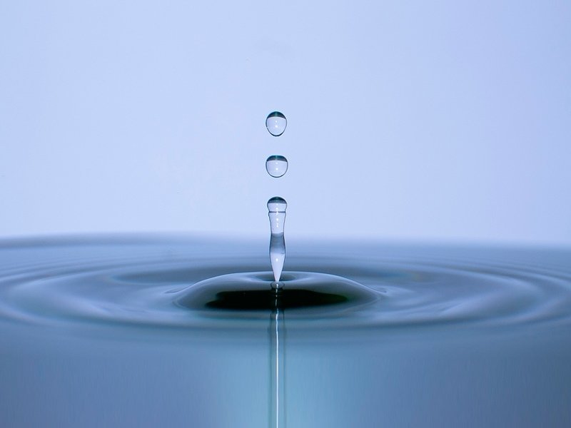 ¿Alguna vez os habéis preguntado por qué el agua es transparente? La respuesta a esta pregunta es más compleja de lo que parece y tiene un origen que a mí me parece fascinante. Venid si queréis y lo vemos ☺⬇️