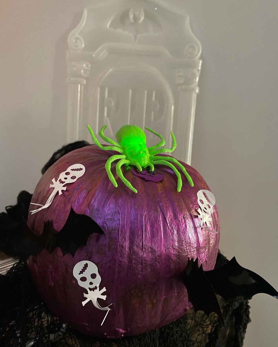 Sunshinesamoir's tweet photo. Annual Purple Pumpkin painting - continuing the conversation about epilepsy #purplepumpkinproject #epilepsy #infantilespasms #ukist #happyhalloween @UK_IS_T 💜🎃 https://t.co/evp1ZhsulF