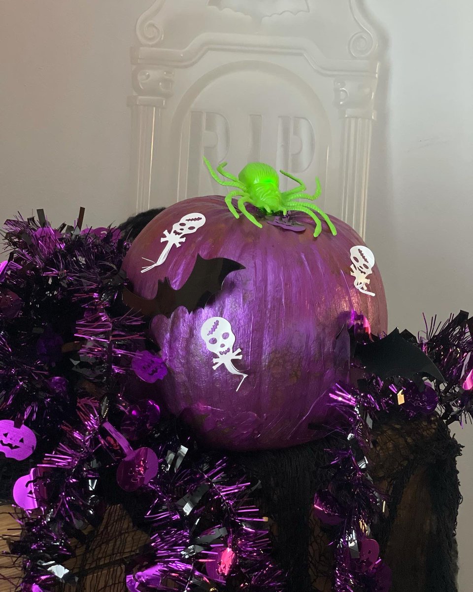 Sunshinesamoir's tweet photo. Annual Purple Pumpkin painting - continuing the conversation about epilepsy #purplepumpkinproject #epilepsy #infantilespasms #ukist #happyhalloween @UK_IS_T 💜🎃 https://t.co/evp1ZhsulF