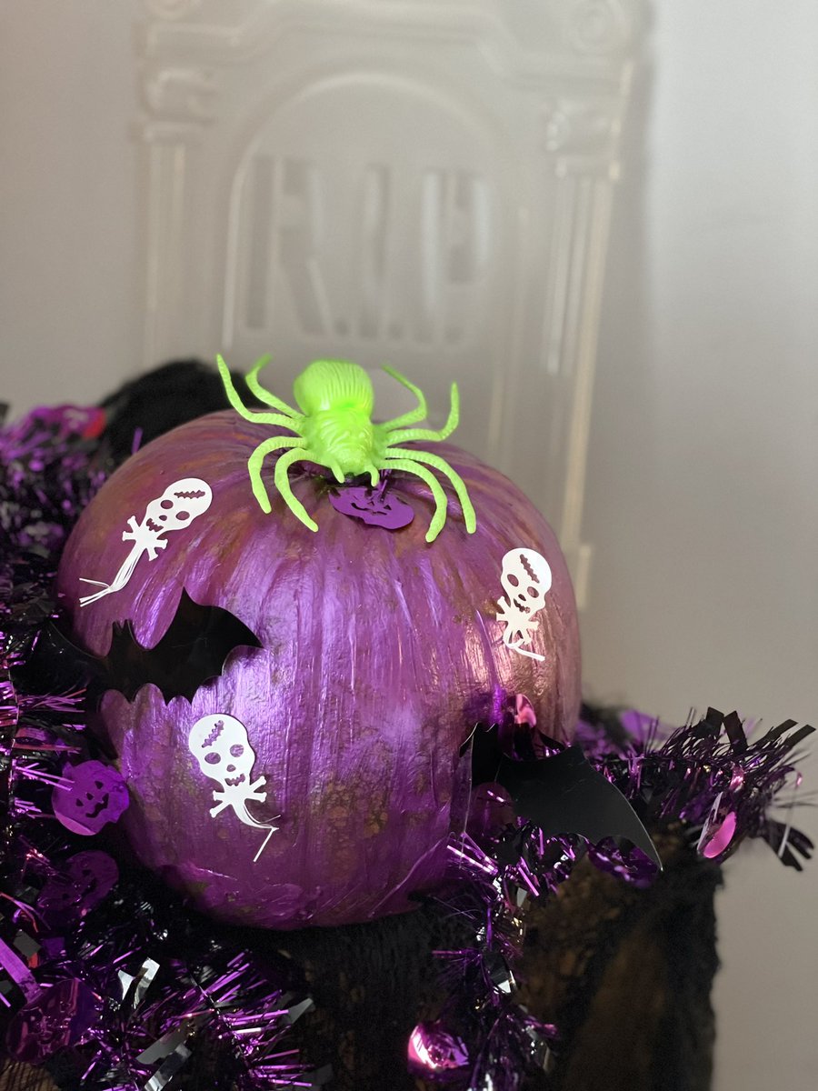 Sunshinesamoir's tweet photo. Annual Purple Pumpkin painting - continuing the conversation about epilepsy #purplepumpkinproject #epilepsy #infantilespasms #ukist #happyhalloween @UK_IS_T 💜🎃 https://t.co/evp1ZhsulF