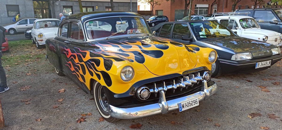 Folrat's tweet photo. #BonDia, #Tuiterlanders!!!
Estem a l'equador de la #Festa de la #Castanyada a la #Girada de #Vilafranca. Aquest matí amb concentració de vehicles clàssics, artesans i animació familiar.
Com a curiositat, aquí teniu un camió grafiat amb un 3d10fm dels @Verds o el cotxe de @_grease https://t.co/CD4rm01b38