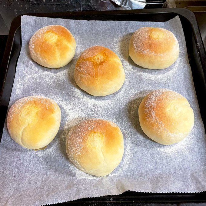 焼きたてパンとシチューです 