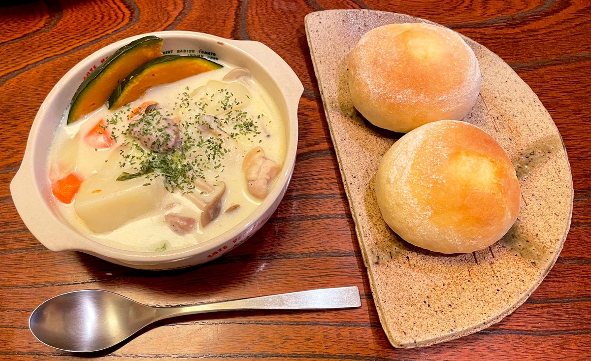 焼きたてパンとシチューです 