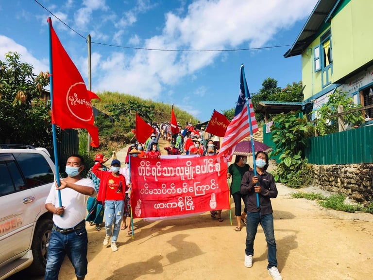 IrrawaddyNews's tweet photo. Residents from Kachin State's Hpakant continued their anti-regime protests on Sunday, showing support for the Kachin Independence Army, People's Defense Forces and civilian National Unity Government. (Photo: CJ) https://t.co/UvHqygLkQP