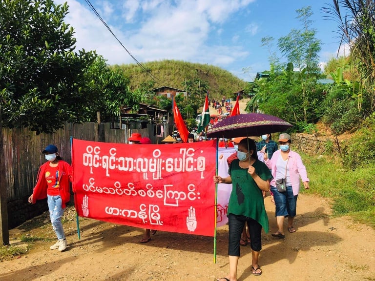 IrrawaddyNews's tweet photo. Residents from Kachin State's Hpakant continued their anti-regime protests on Sunday, showing support for the Kachin Independence Army, People's Defense Forces and civilian National Unity Government. (Photo: CJ) https://t.co/UvHqygLkQP