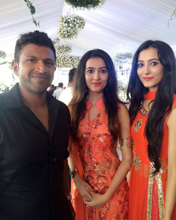 adhvithishetty's tweet photo. My favourite person I miss you but you're always with us ❤️🌟🙏🏼 love you lots ❤️ #Appu #RIPPuneethRajkumar #PuneethRajukumar @AshvithiS https://t.co/IcTRJdrRAf
