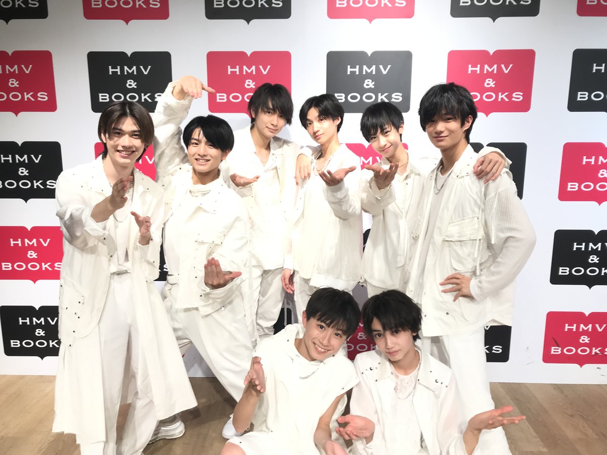 hmvbookssinsaib's tweet photo. 【#BATTLE BOYS】本日は『君とずっと』発売記念リリースイベントにお越し頂きありがとうございました!!
本日の出演メンバー全員のサイン入りTシャツ(Mサイズ)を抽選で1名様にフォロー＆RTでプレゼント締切は11/15、店舗受取り限定、当選はDMにて！ https://t.co/dikAlXuOV0