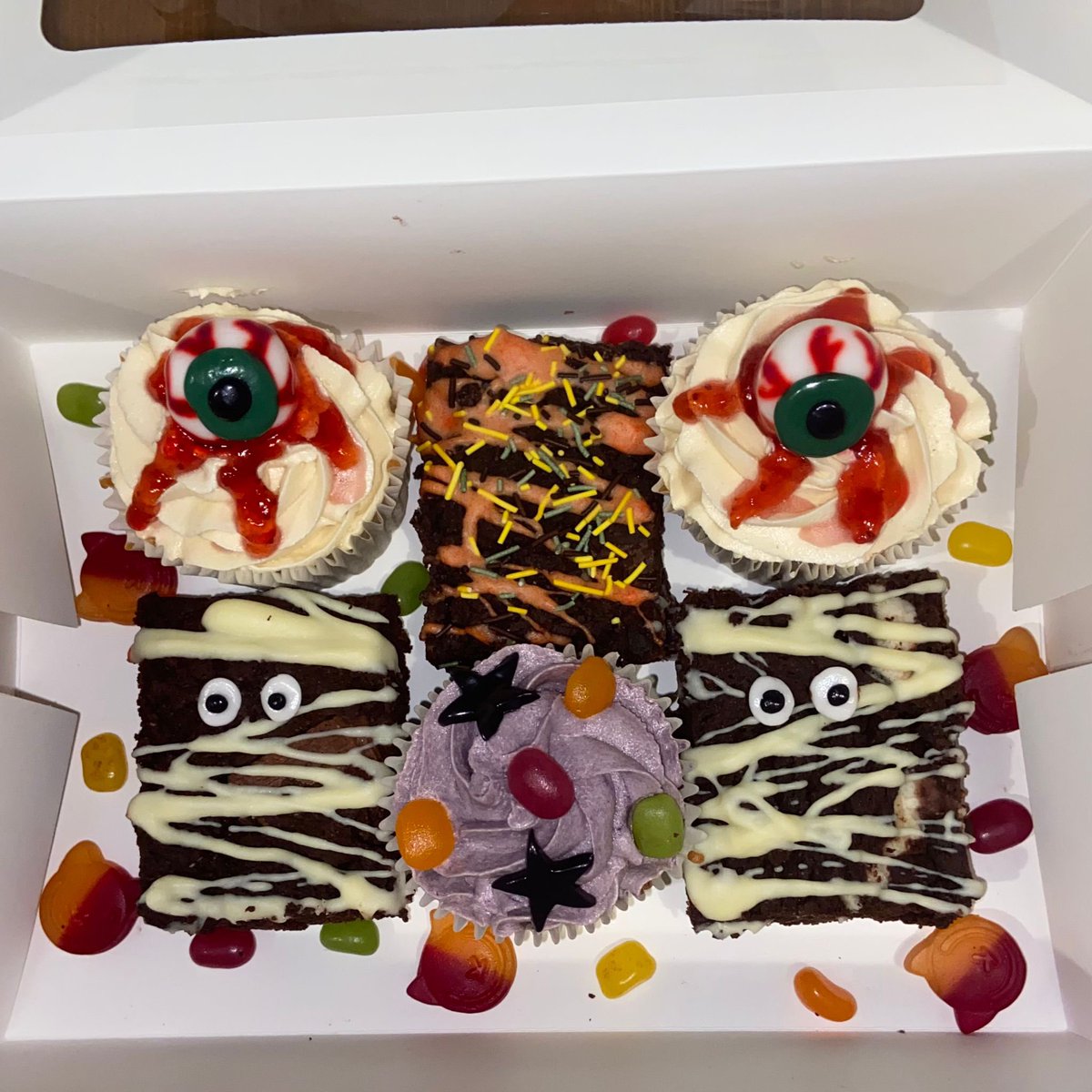 twinniesbake's tweet photo. Happy Halloween 🎃👻 https://t.co/FVGL3OI0W7