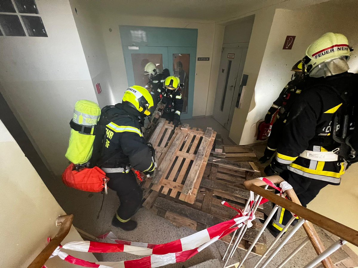 Eine Gasexplosion in einem fünfstöckigen Wohnheim führte zu schweren Beschädigungen an dem Gebäude und zu mehren Bränden in unterschiedlichen Stockwerken. 30 Personen wurden in dem Gebäude eingeschlossen, teilweise schwer verletzt.