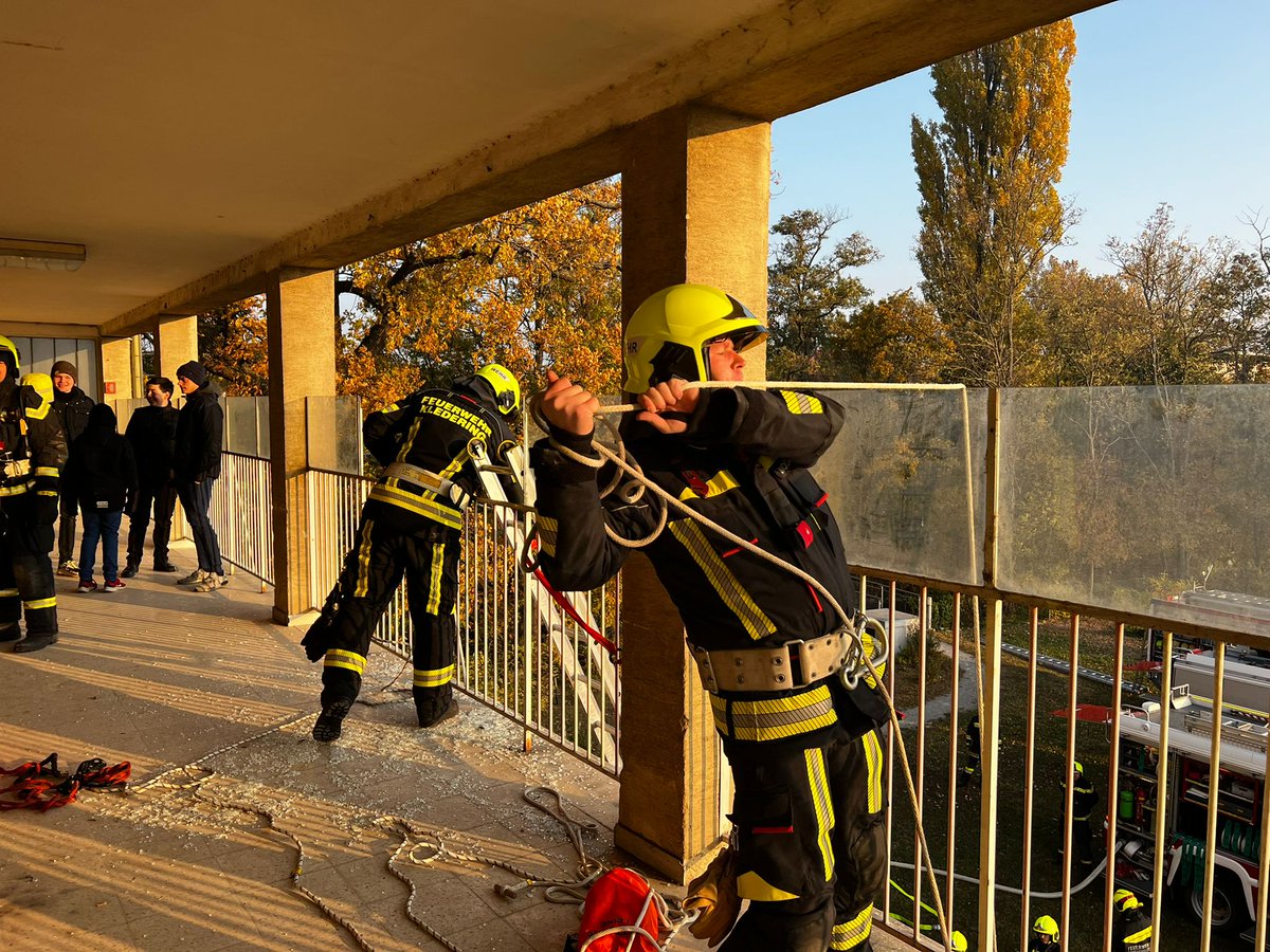 +++ Abschnittsübung des AFKDO Schwechat Land +++

20 Feuerwehren der beiden Abschnitte Schwechat-Stadt und Abschnittes Schwechat-Land haben dieses Wochenende in Lanzendorf in einem Wohnheim geübt.