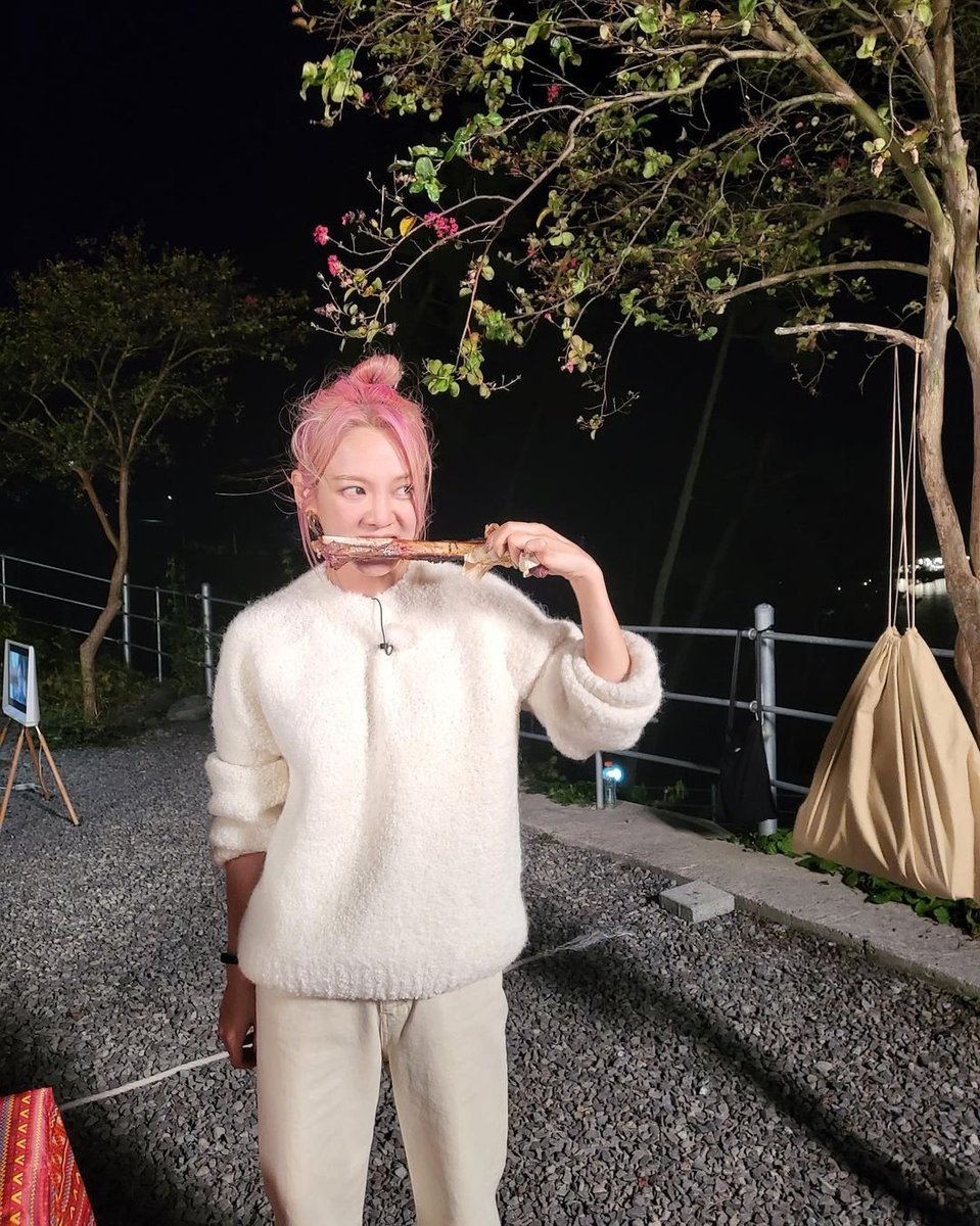 InspirationSNSD's tweet photo. 211031 Hyoyeon's instagram update
"Sto per strappare queste costole 😬
.
.
#Autumnvibes
#nothingwritten" https://t.co/dlMyO4QUrB