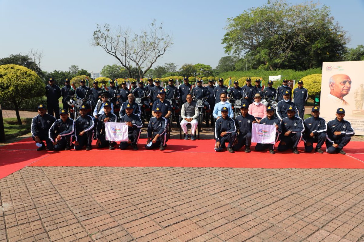 DGP_MP's tweet photo. मुख्यमंत्री श्री शिवराज सिंह चौहान ने सरदार वल्लभभाई पटेल की जयंती #राष्ट्रीय_एकता_दिवस  पर शौर्य स्मारक पर एकता बनाये रखने की शपथ दिलाई और भारत माता की प्रतिमा पर पुष्पांजलि अर्पित की तथा प्रदेश के प्रमुख शौर्य स्मारकों की यात्रा कर लौटे पुलिस जवानों से मुलाकात भी की| https://t.co/uFAhv61Fsh