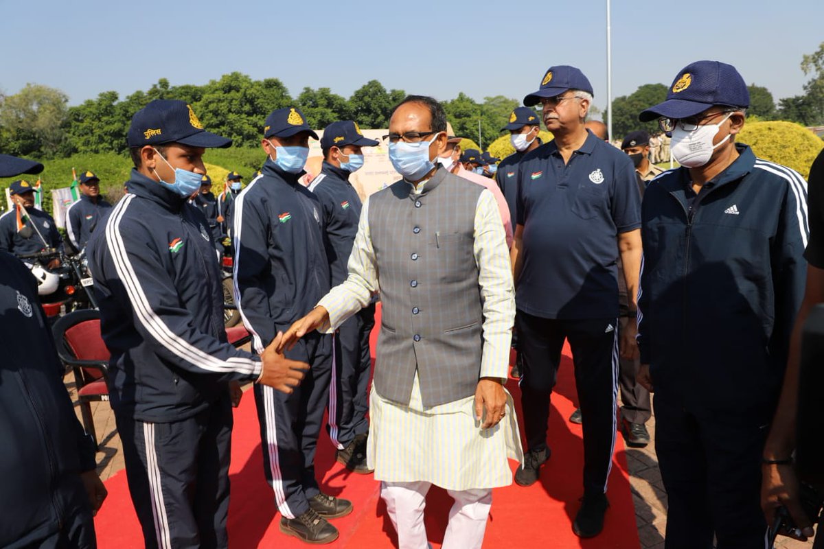 DGP_MP's tweet photo. मुख्यमंत्री श्री शिवराज सिंह चौहान ने सरदार वल्लभभाई पटेल की जयंती #राष्ट्रीय_एकता_दिवस  पर शौर्य स्मारक पर एकता बनाये रखने की शपथ दिलाई और भारत माता की प्रतिमा पर पुष्पांजलि अर्पित की तथा प्रदेश के प्रमुख शौर्य स्मारकों की यात्रा कर लौटे पुलिस जवानों से मुलाकात भी की| https://t.co/uFAhv61Fsh