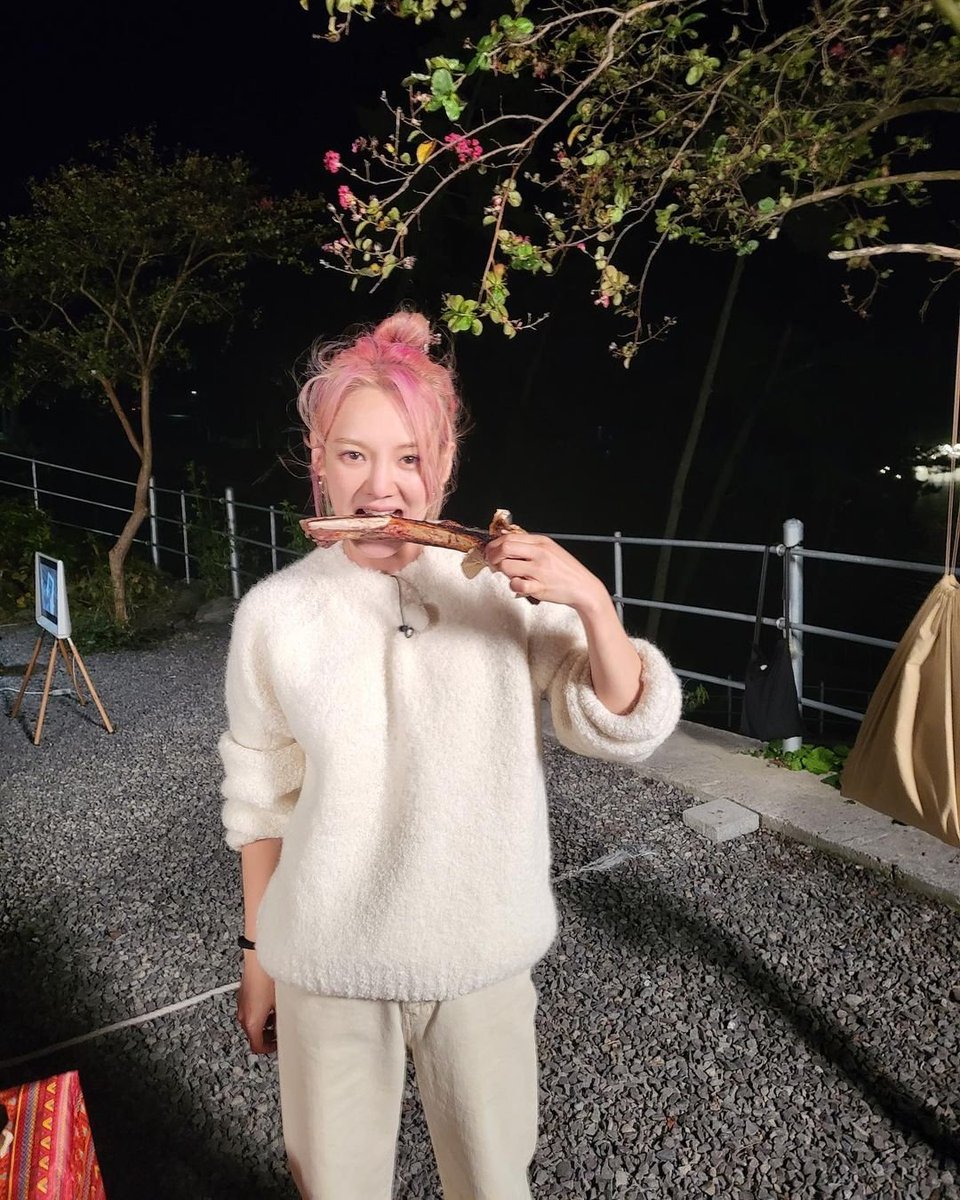 InspirationSNSD's tweet photo. 211031 Hyoyeon's instagram update
"Sto per strappare queste costole 😬
.
.
#Autumnvibes
#nothingwritten" https://t.co/dlMyO4QUrB