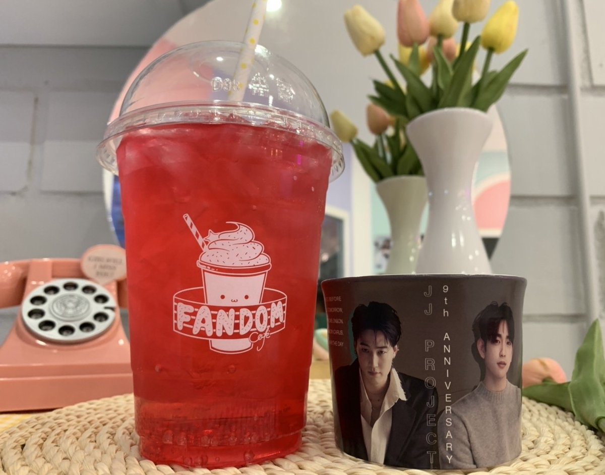 FandomCafe_'s tweet photo. 🥤 เหลือไม่กี่ชิ้นแล้วน๊าา
แวะมารับกันได้นะคะ รับแล้วอย่าลืมถ่ายรูปสวยๆให้เจ้าของโปรเจคชื่นใจด้วยนะคะ💚
📌ร้านอยู่ปากซอยรัชดาภิเษกซอย14
(มีที่จอดรถ)
🚅mrt สถานีห้วยขวางทางออก1
Project by @JJproject4ever
#JJProject
#9YearsWithJJProject
#JJProject4Ever https://t.co/S0ex6BZDje