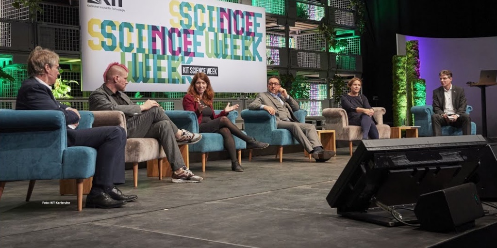 Wieviel Kontrolle braucht #KI? Dieser Frage stellten sich Experten und Expertinnen bei einer Podiumsdiskussion bei der KIT Science Week. Um sich das aktuelle und spannende Thema noch einmal anzusehen, gibt es jetzt einen Mitschnitt 🎥  ow.ly/env750Gyioq <a href="/KITKarlsruhe/">Shmoopy</a>