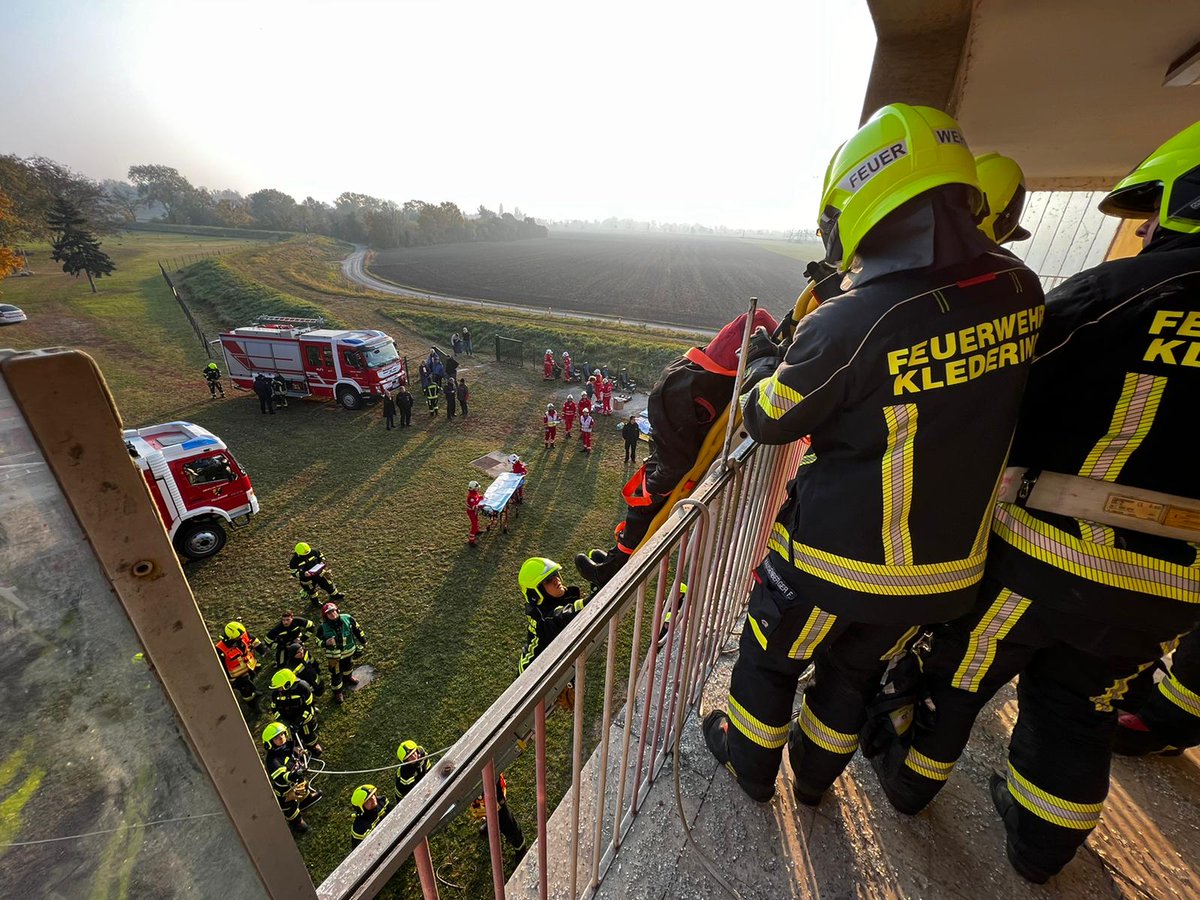 Für die Evakuierung des Gebäudes müssten unterschiedliche Rettungswege angewendet werden. Die Person mit verschiedenen Verletzungsgraden und Verletzungsmustern wurden nach der Rettung aus dem Gebäude dem Team des Roten Kreuzes sanitätsdienstlichen Versorgung übergeben.