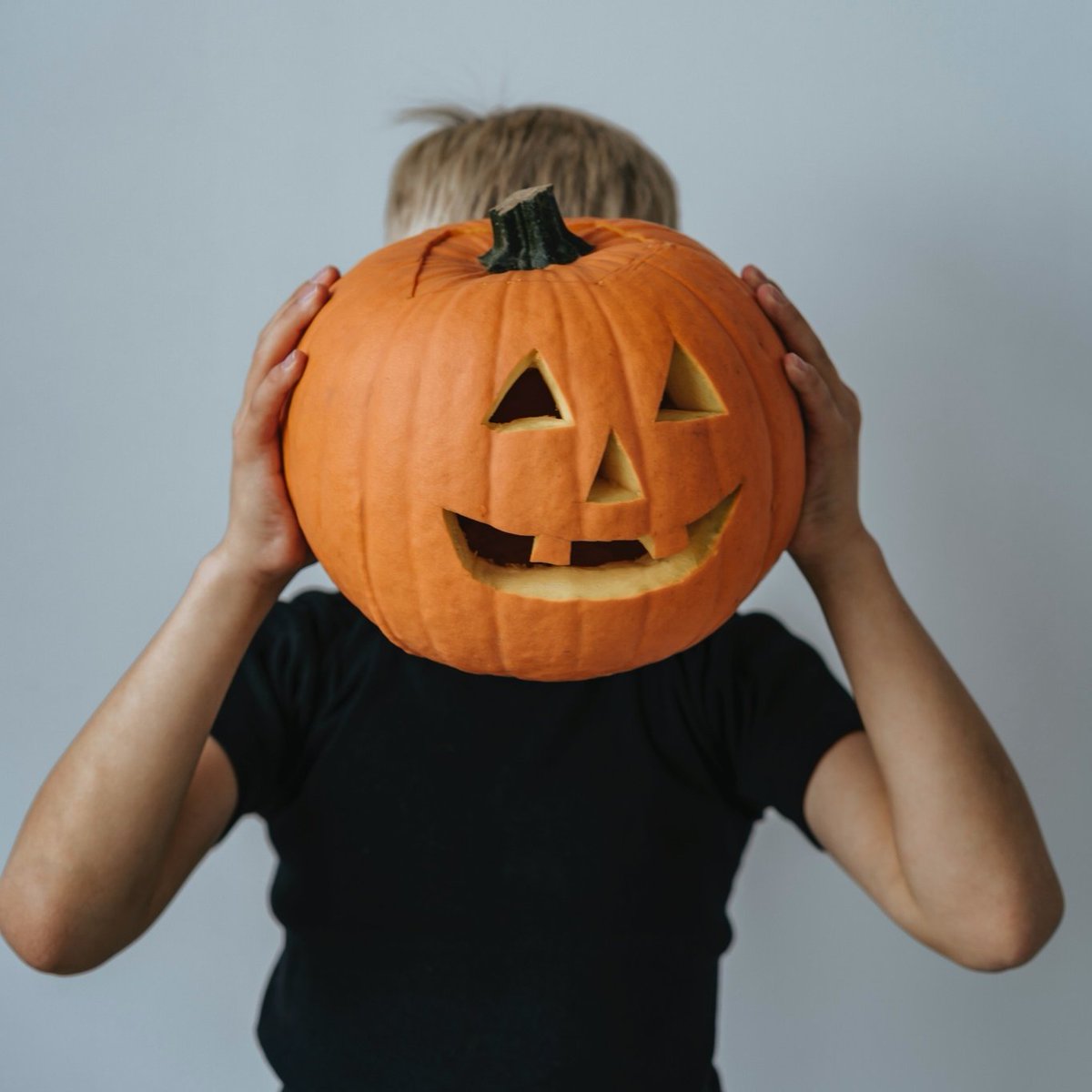 StaffsFire's tweet photo. Happy Halloween! Remember to #SpookSafely today!
🎃 Instead of using tealights or candles in pumpkins, use LED candles instead.
👻 Make sure costumes are bought from reputable retailers and they are CE marked. https://t.co/Mh2XH1qMfM