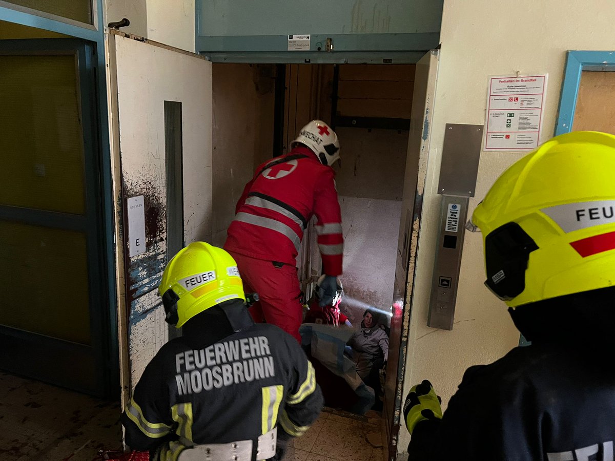 Durch die Explosion stürzte das Stiegenhaus ein, wodurch die Bewohner in den oberen Stockwerken das Gebäude nicht mehr verlassen konnten. Teile der Decke stürzten ein und begruben Personen unter sich. Zwei Personen wurden durch die Druckwelle der Expl in den Schacht geschleudert.