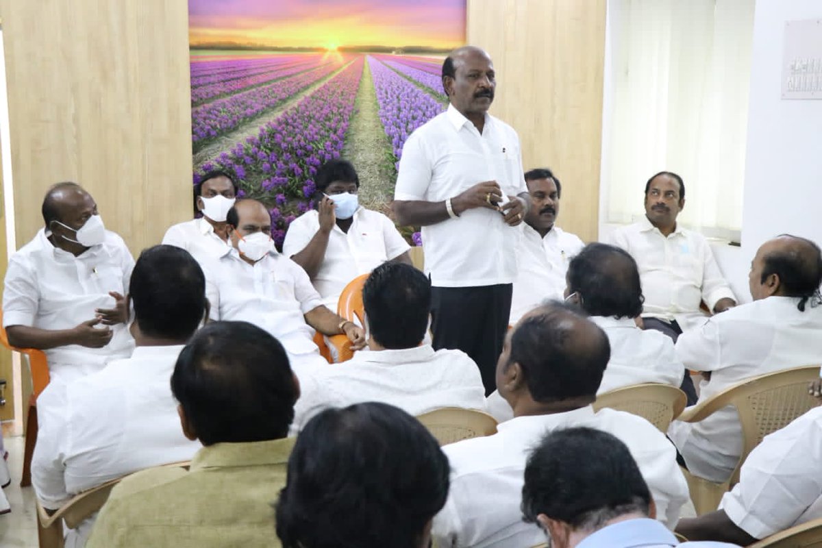 PrabhakarRaja88's tweet photo. சென்னை தெற்கு மாவட்ட அவசர ஆலோசனைக் கூட்டம் இன்றைய தினம் மாவட்ட அலுவலகத்தில் மாவட்ட அவைத் தலைவர் எஸ் குணசேகரன் தலைமையில் நடைபெற்றது இக்கூட்டத்தில் மாண்புமிகு  அமைச்சர் சென்னை தெற்கு மாவட்ட கழக செயலாளர் அண்ணன் @Subramanian_ma கலந்து கொண்டு ஆலோசனைகள் வழங்கினார். https://t.co/JT53u3ey8h