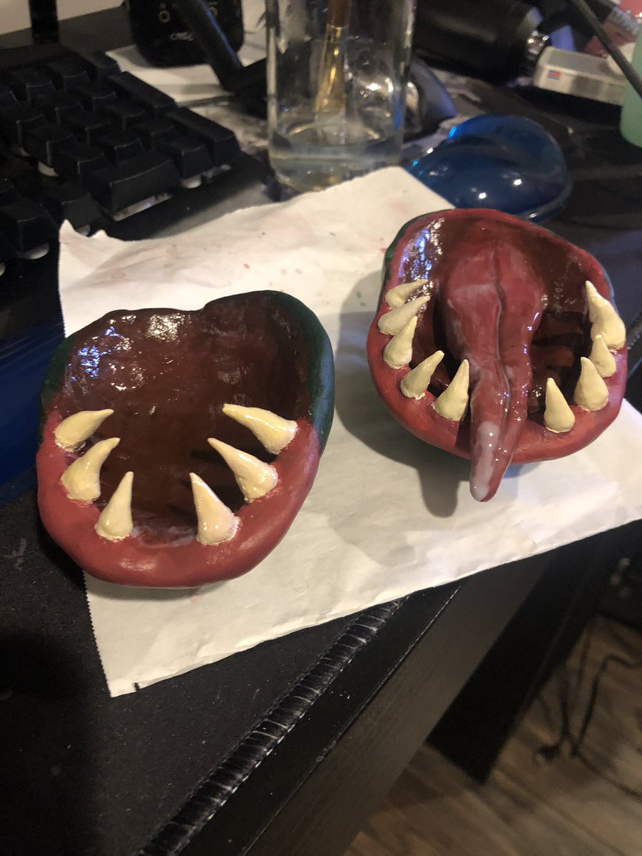 Rubiii_Moon's tweet photo. Was trying to rush to finish this by Halloween. It took me 3 days 😌 I still need to seal and dress it up but damn I'm proud of this #halloween2021 #Halloween #maneatingplant #carnivorousplant #Audrey2 https://t.co/1NfctFMjkQ