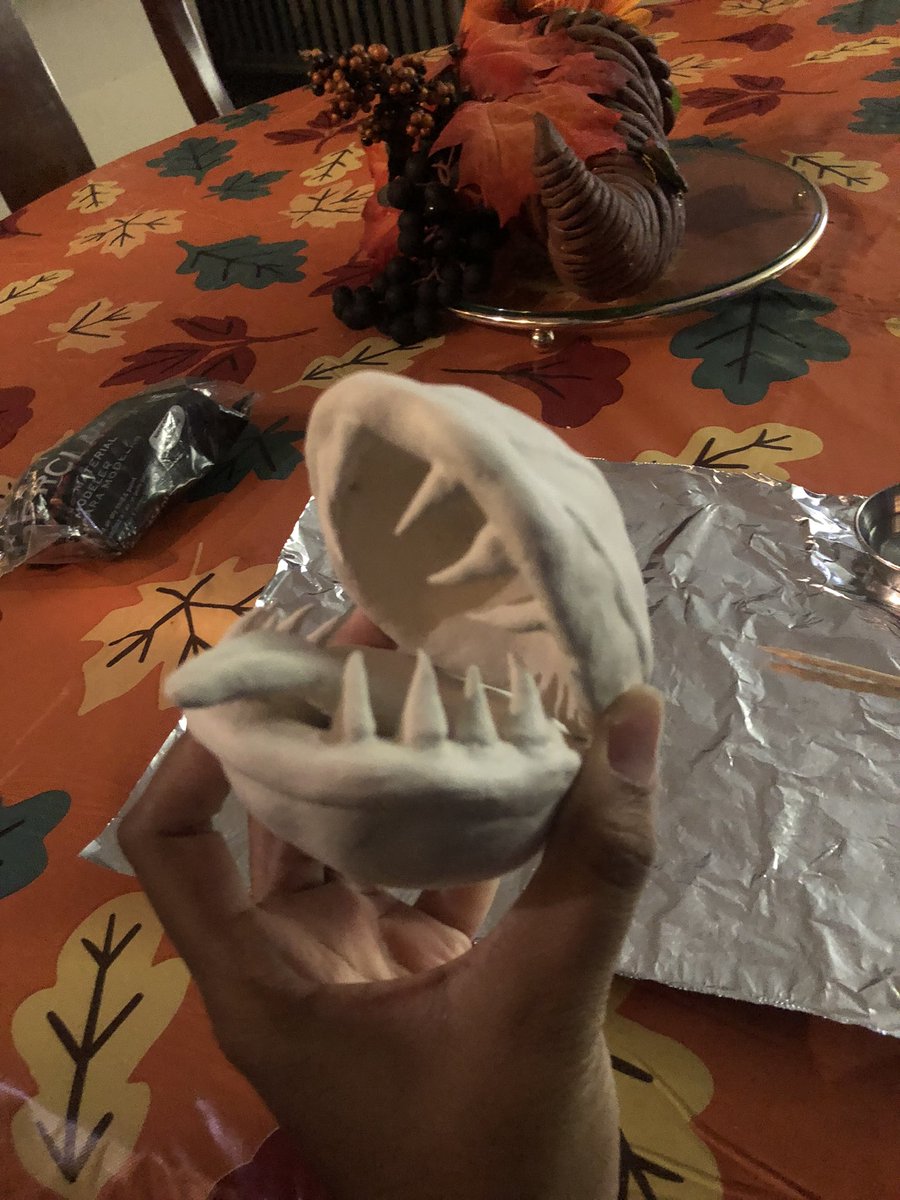 Rubiii_Moon's tweet photo. Was trying to rush to finish this by Halloween. It took me 3 days 😌 I still need to seal and dress it up but damn I'm proud of this #halloween2021 #Halloween #maneatingplant #carnivorousplant #Audrey2 https://t.co/1NfctFMjkQ