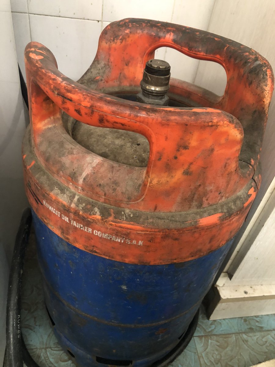 saleh_misbah's tweet image. بالله عليكم
هذا سلندر غاز يستحق أن يدخل مطابخ البيوت ، والمطاعم وغيرها
من كثر الزيوت والوساخة وعدم تنظيف الشركة أي وباء يدخل في بيوتنا من غير أن لا نشعر
على الشركة مصنع تعبئة الغاز الكويتية أن تبادر بسحب كل السلندرات وتبدأ بتنظيفها وغسلها وتعقيمها وغير الصالح أن يستبدل بالجديد ..