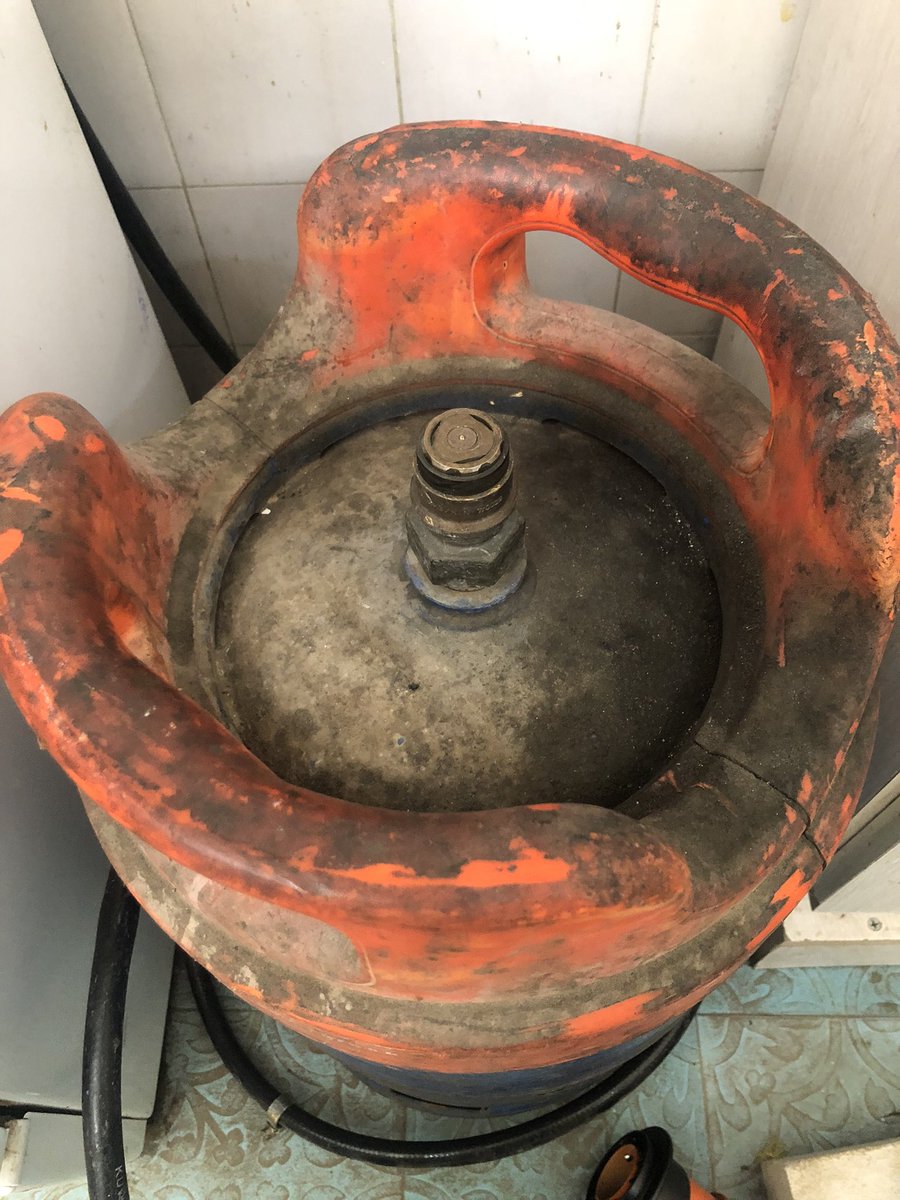 saleh_misbah's tweet image. بالله عليكم
هذا سلندر غاز يستحق أن يدخل مطابخ البيوت ، والمطاعم وغيرها
من كثر الزيوت والوساخة وعدم تنظيف الشركة أي وباء يدخل في بيوتنا من غير أن لا نشعر
على الشركة مصنع تعبئة الغاز الكويتية أن تبادر بسحب كل السلندرات وتبدأ بتنظيفها وغسلها وتعقيمها وغير الصالح أن يستبدل بالجديد ..