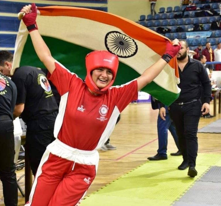 VrijeshPandey18's tweet photo. Tajamul Islam,13, is the first Kashmiri girl to have represented India and won the gold medal in the under-14 age category in World Kickboxing Championship held at Cairo in Egypt. 
#goldmedal🏅
#kickboxing #WorldChampionship https://t.co/5IIjbc99Q7