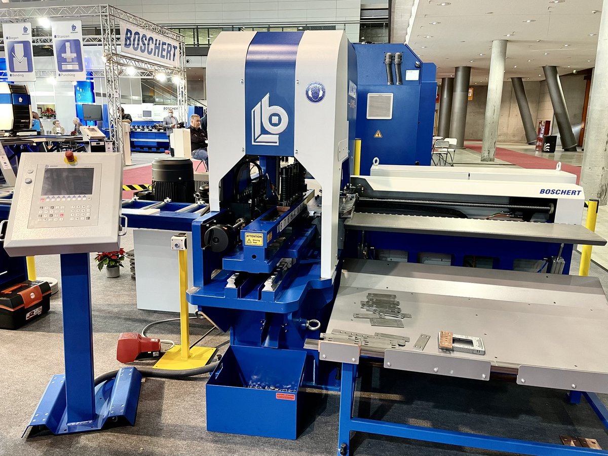 VerdiMakina's tweet photo. Blechexpo Stuttgart @Blechexpo_Messe fuarında #BoschertGmbH bakır bara Punch makinası CU-Profi ve #StierliBieger den 420 CNC-WP Hybrid açı ölçme sistemli bara bükme çözümü #BakırBaraİşleme #elektrikpanoimalatı #CopperProcessing #PunchingCopper #BaraBükme #BendingCopper https://t.co/hLZXDBZFM8