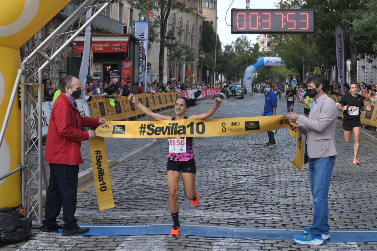 🥇<a href="/MamenLedesma/">Mamen Ledesma</a>🥇 ganadora del Circuito #Sevilla10 en las dos últimas ediciones, de nuevo en lo más alto del pódium tras ganar hoy la carrera #CascoAntiguoCaixaBank.
🥈 ha sido la triatleta Katherine Mills y 🥉 Georgia Palfrey.
