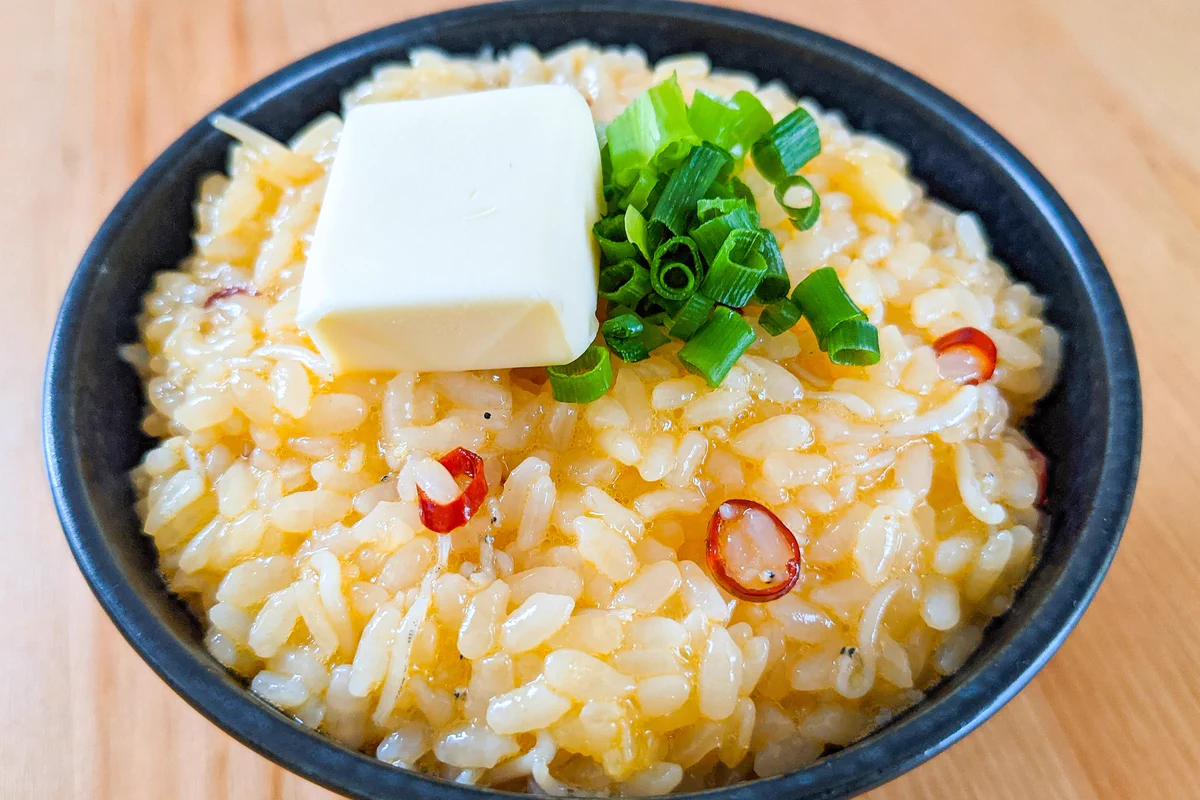 朝ごはんにもぴったりそう！バター&しらすを使った「卵かけご飯」レシピ！