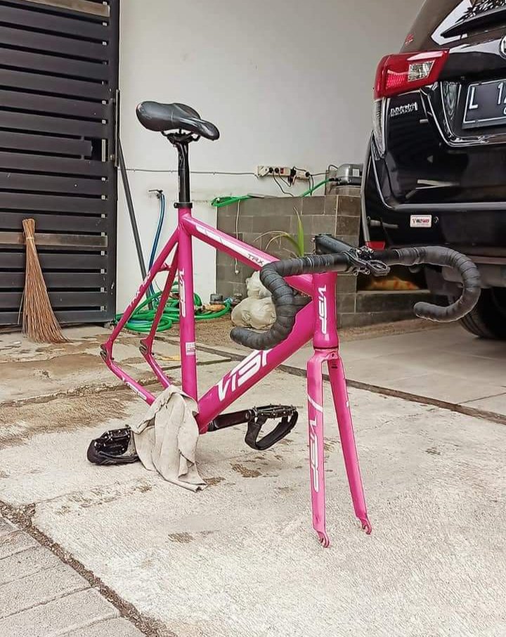 Dickyfvernanda1's tweet photo. Bismillah #fnfjb
WTS Frameset VISP 54 Pink Original (Semi fullbike)
Include 
Stem Toseek
Dropbar 44cm
Seatpost Turner Aero
Sadel S-trace
BB ARAYA
Headset Oversize
Harga 2.7 Lokasi surabaya
Kirim kirim/Rekber siap
08977324977 https://t.co/ZYeMo6J5pj